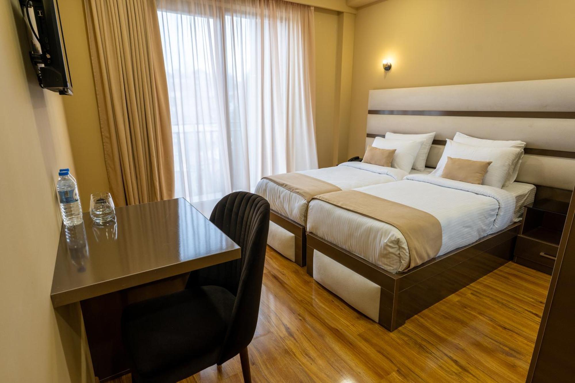 Hotel Residence Plaza Tbilisi Rum bild